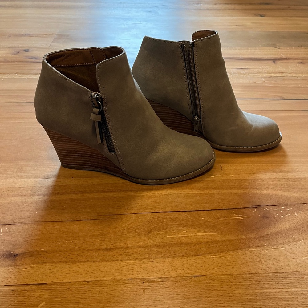 Report Gray and Brown Ankle Boots with Modern Design